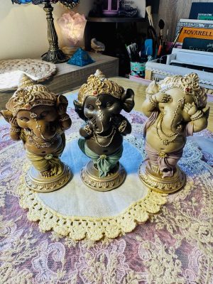 Ganesha No oigo,no veo,no hablo en peana
