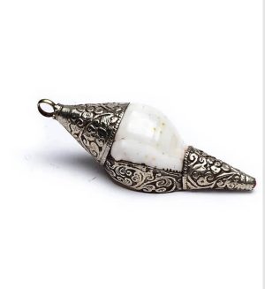 Colgante de concha ritual con metal blanco