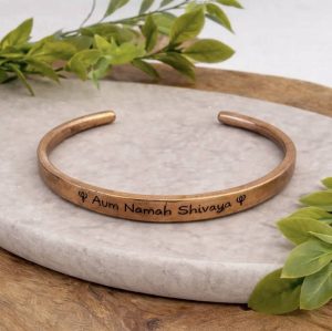 Brazalete rígido de cobre, liso y pulido, con
Aum Namah Shivaya prevent 9/16 Marz